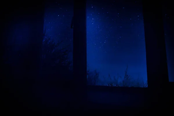 Nachtszene Von Sternen Durch Das Fenster Aus Dem Dunklen Raum — Stockfoto