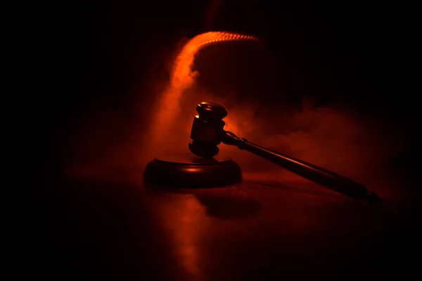 Юридическая Тема Молоток Судьи Деревянном Столе Статуей Судьи Закон Молоток — стоковое фото