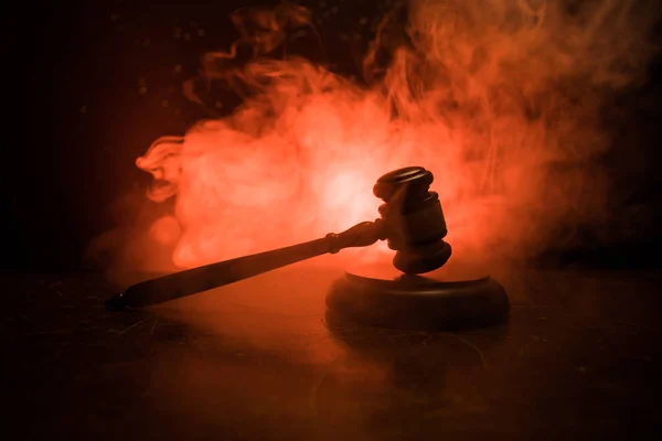 Direito Tema Martelo Juiz Mesa Madeira Com Lady Justice Statue — Fotografia de Stock