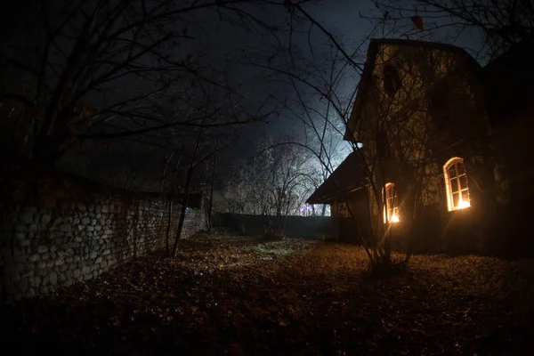 Altes Haus Mit Einem Geist Wald Bei Nacht Oder Verlassenes — Stockfoto