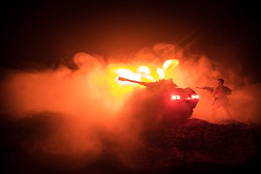 Savaş kavramı. Askeri siluetleri sahne savaş sis gökyüzü arka plan, bulutlu manzarası, gece aşağıda zırhlı araç silüeti üzerinde mücadele. Saldırı sahne. Savaş tankları. Resim dekorasyon