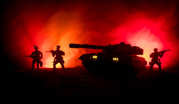 Концепция войны. Военные силуэты боевой сцены на фоне тумана войны, силуэт бронированного автомобиля под облачным горизонтом ночью. Сцена нападения. Танковая битва. Декорации
