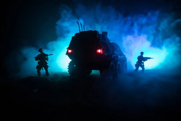 Conceito Guerra Silhuetas Militares Lutando Cena Fundo Céu Nevoeiro Guerra — Fotografia de Stock