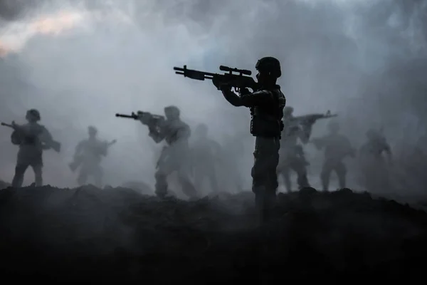 Cena Batalha Silhuetas Militares Lutando Cena Fundo Céu Nevoeiro Guerra — Fotografia de Stock