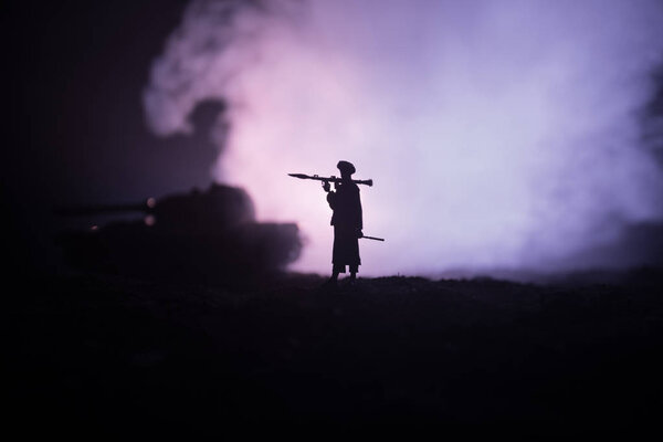 Силуэт военного солдата с базукой. Концепция войны. Военные силуэты боевой сцены на фоне тумана на фоне неба войны, Солдат Силуэт нацелен на цель ночью. Сцена нападения