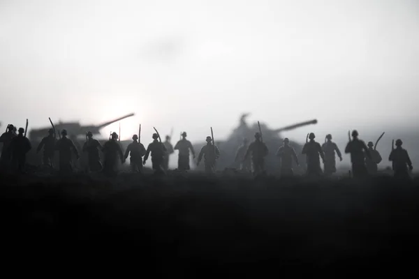 战争概念 军事剪影战斗场面在战争雾天空背景下 世界大战战士剪影在多云天际之下在日落 攻击现场 装甲车 坦克在行动 — 图库照片