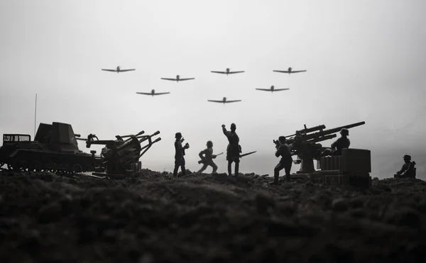 Een Kanon Van Vliegtuigen Militaire Silhouettes Vechten Scène Oorlog Mist — Stockfoto