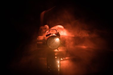 Bir bomba koyu arka plan görüntüsü. Karanlıkta, kavramsal görüntü parlayan bir şaft ışık aydınlatılmış patlama için geri sayım sayacı