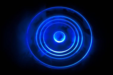 Müzik Dj konsepti. Yangın ve duman vinil kayıt üzerinde iz. Vinil disk yazma. Pikap vinil plak çalar koyu arka plan üzerinde. Seçici odak