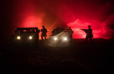 Savaş kavramı. Savaş sahnesi savaş sis gökyüzü arka plan üzerinde mücadele geceleri aşağıda bulutlu manzarası siluetleri. Ordu araç askerler sanat dekorasyonu ile