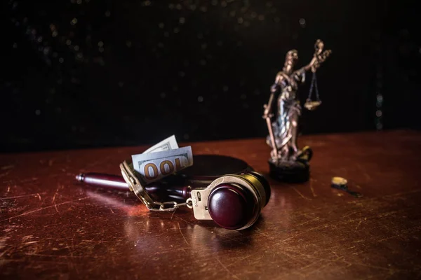 레이디 동상으로 책상에 판사의 범죄에 — 스톡 사진