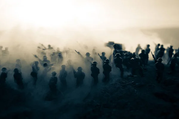 Conceito Guerra Silhuetas Militares Lutando Cena Fundo Céu Nevoeiro Guerra — Fotografia de Stock