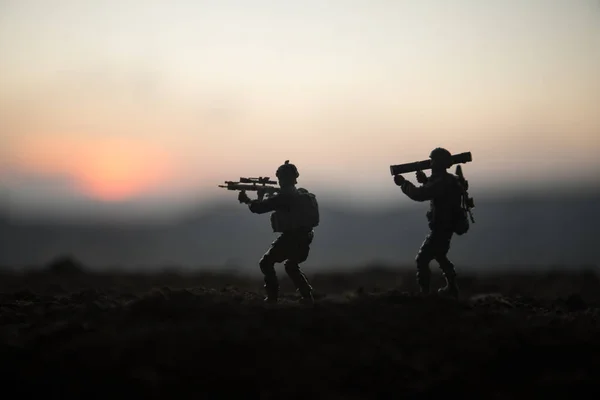 Escena Batalla Siluetas Militares Peleando Escena Fondo Del Cielo Niebla — Foto de Stock