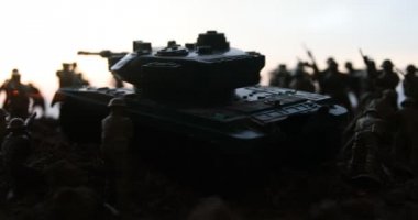 Savaş sahnesi. Askeri savaş sis gökyüzü arka plan üzerinde mücadele sahne siluetleri. Dünya Savaşı askerler siluetleri aşağıda bulutlu manzarası, gün batımı. Resim dekorasyon.