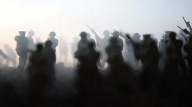 Savaş sahnesi. Askeri savaş sis gökyüzü arka plan üzerinde mücadele sahne siluetleri. Dünya Savaşı askerler siluetleri aşağıda bulutlu manzarası, gün batımı. Resim dekorasyon.