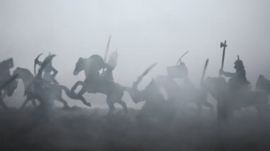 Savaş sahnesi. Askeri savaş sis gökyüzü arka plan üzerinde mücadele sahne siluetleri. Yaratıcı kavramı. Ortaçağ savaşçıları. Resim dekorasyon. Seçici odak