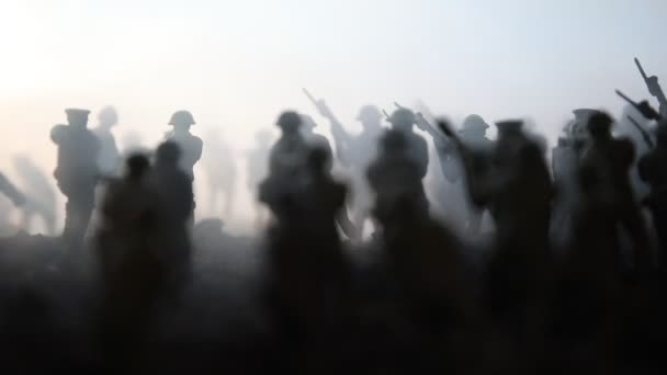 戦闘シーン 戦争の霧空を背景に戦闘シーンをシルエットします 世界大戦の兵士のシルエットの下曇りスカイラインで日没 アートワークの装飾 — ストック動画