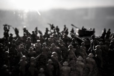 Savaş sahnesi. Askeri savaş sis gökyüzü arka plan üzerinde mücadele sahne siluetleri. Dünya Savaşı askerler siluetleri aşağıda bulutlu manzarası, gün batımı. Resim dekorasyon. Seçici odak