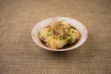 Japon gıda içinde plakalı görünümünü kapatın. Japonya masasına Doğu dekorasyonu ile geleneksel yemek. Seçici odak