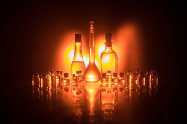 Eczane ve kimya teması. Araştırma laboratuarında çözeltisi olan cam deney şişesi. Bilim ve tıbbi geçmiş. Koyu renk arkaplan üzerinde laboratuvar test tüpleri, bilimsel araştırma ekipmanları konsepti