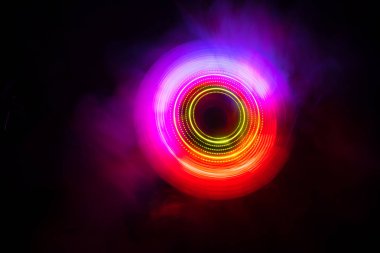 Müzik Dj konsepti. Yangın ve duman vinil kayıt üzerinde iz. Vinil disk yazma. Pikap vinil plak çalar koyu arka plan üzerinde. Seçici odak