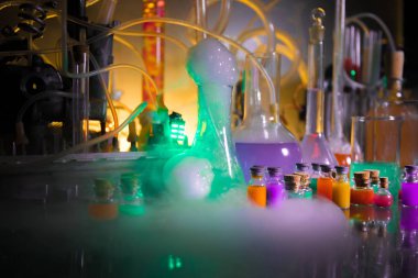 Eczane ve kimya teması. Araştırma laboratuarında çözeltisi olan cam deney şişesi. Bilim ve tıbbi geçmiş. Koyu renk arkaplan üzerinde laboratuvar test tüpleri, bilimsel araştırma ekipmanları konsepti