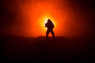 Askeri askerin siluet silahla. Savaş kavramı. Askeri siluetleri savaş sis sahnede mücadele arka plan, Dünya Savaşı askerin siluet aşağıda bulutlu manzarası, gece gökyüzü. Saldırı sahne