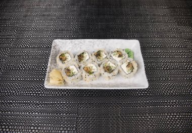 Japon suşi plaka üzerinde hizmet vermeye hazır ayarla. Güzel Doğu tarzı masa dekorasyonu suşi ile. Seçici odak