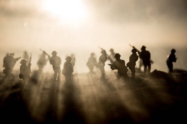 Savaş sahnesi. Askeri savaş sis gökyüzü arka plan üzerinde mücadele sahne siluetleri. Dünya Savaşı askerler siluetleri aşağıda bulutlu manzarası, gün batımı. Resim dekorasyon. Seçici odak