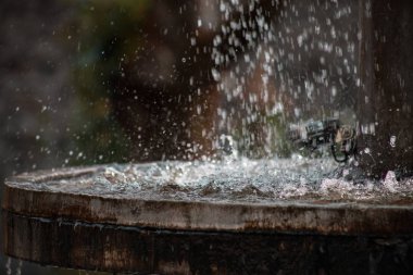 Saf taze su şelale orman dağlarda. Eski fontain kapatın. Seçici odak