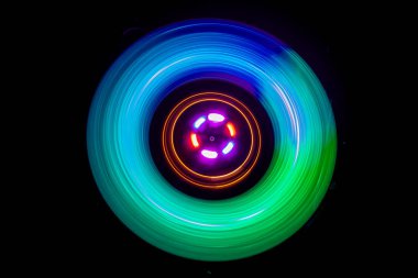 Müzik Dj konsepti. Yangın ve duman vinil kayıt üzerinde iz. Vinil disk yazma. Pikap vinil plak çalar koyu arka plan üzerinde. Seçici odak