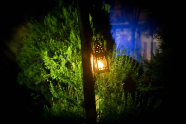 Güzel renkli bahçe lambası gece ışıklı. Retro tarzı fener gece açık. Seçici odak