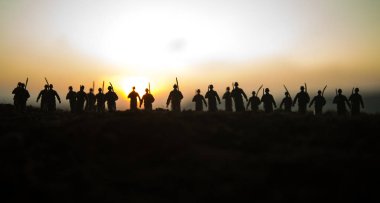 Savaş kavramı. Askeri savaş sis gökyüzü arka plan, Dünya Savaşı askerler siluetleri aşağıda bulutlu manzarası gün batımında dövüş sahnesinde siluetleri. Saldırı sahne. Zırhlı araçlar. tank içinde hareket