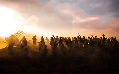 Savaş sahnesi. Askeri savaş sis gökyüzü arka plan üzerinde mücadele sahne siluetleri. Dünya Savaşı askerler siluetleri aşağıda bulutlu manzarası, gün batımı. Resim dekorasyon. Seçici odak