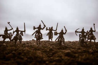 Süvari ve piyade ile ortaçağ savaş sahnesi. Siluetleri şekiller ayrı nesneler olarak mücadele günbatımı sisli arka plan savaşçılar arasında. Resim dekorasyon. Seçici odak