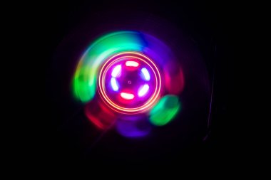 Müzik Dj konsepti. Yangın ve duman vinil kayıt üzerinde iz. Vinil disk yazma. Pikap vinil plak çalar koyu arka plan üzerinde. Seçici odak