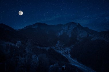 Yıldızlı gece dağlar ve orman ile güzel gece manzarası. Gece orman yeşil çayır ve dağ parlak yıldızlı gece veya görünümünde Samanyolu