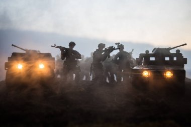 Gün batımı arka plan üzerinde askeri devriye arabası. Ordu savaş kavramı. Askerler saldırmaya hazır ile zırhlı araç silüeti. Resim dekorasyon. Seçici odak