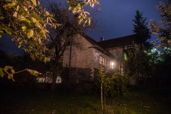 Paisaje Nocturno Montaña Edificio Bosque Por Noche Con Luna Casa — Foto de Stock