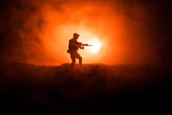 銃を持つ軍事兵士のシルエット 戦争の概念 戦争の霧のシーンをかけて戦う軍のシルエットは空夜曇りスカイライン以下世界大戦兵士のシルエットの背景です 攻撃シーン — ストック写真