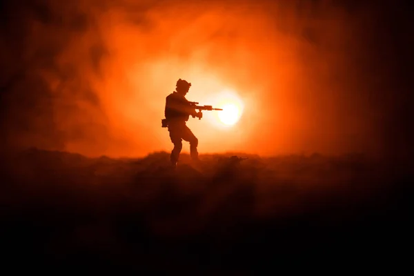 Soldatensilhouette Mit Gewehr Kriegskonzept Militärische Silhouetten Kampfszene Auf Kriegsnebel Himmel — Stockfoto