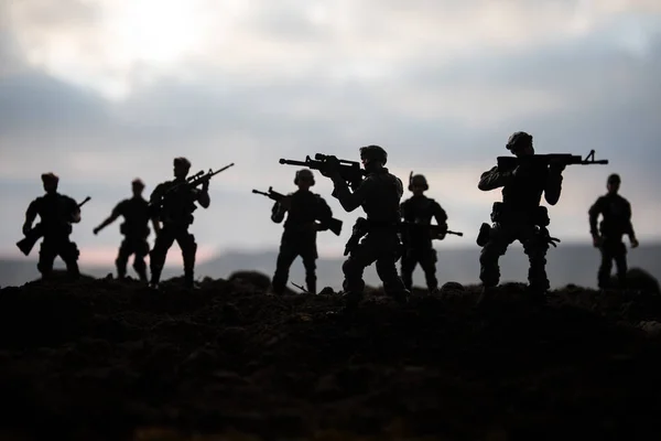 Cena Batalha Silhuetas Militares Lutando Cena Fundo Céu Nevoeiro Guerra — Fotografia de Stock