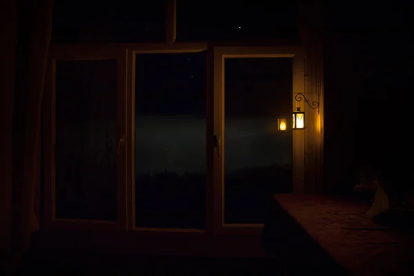 Escena Nocturna Estrellas Vistas Por Ventana Desde Cuarto Oscuro Cielo — Foto de Stock