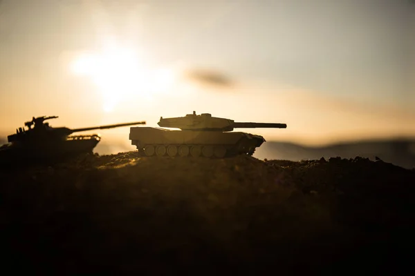 Conceito Guerra Silhuetas Militares Lutando Cena Fundo Céu Nevoeiro Guerra — Fotografia de Stock