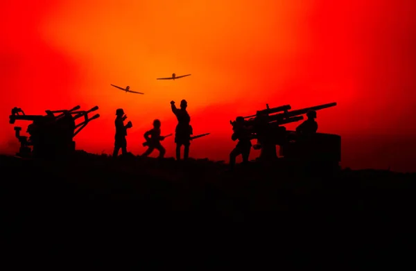 Cañón Antiaéreo Siluetas Militares Peleando Escena Fondo Del Cielo Niebla — Foto de Stock