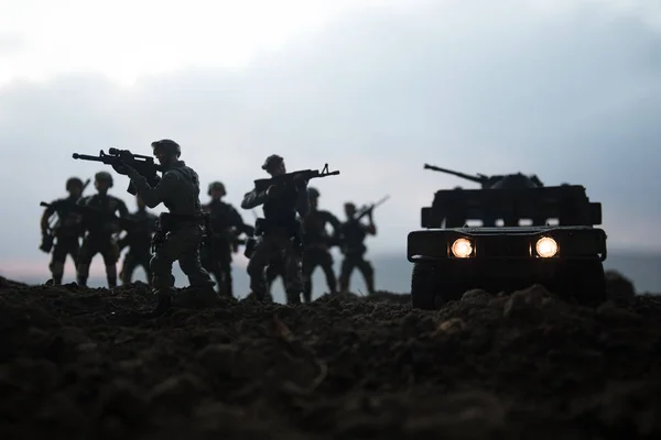 Militärpatrouillenwagen Hintergrund Des Sonnenuntergangs Heereskriegskonzept Silhouette Eines Gepanzerten Fahrzeugs Mit — Stockfoto