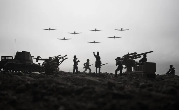 Canhão Antiaéreo Silhuetas Militares Lutando Cena Fundo Céu Nevoeiro Guerra — Fotografia de Stock