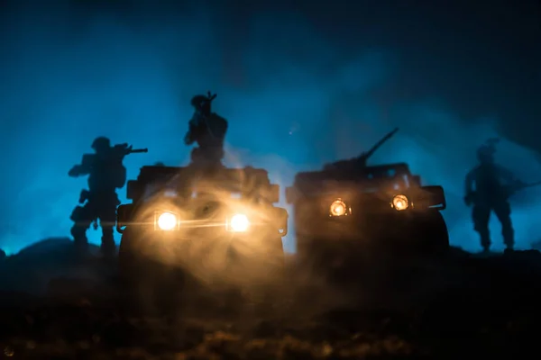 战争概念 战斗场景在战争雾天空背景 战斗剪影在多云天际线之下在晚上 有士兵艺术品装饰的陆军车辆 — 图库照片