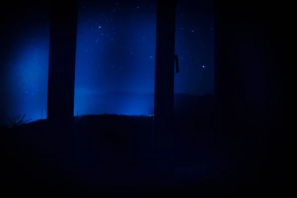 Nattbild Stjärnor Sett Genom Fönstret Från Mörkt Rum Natthimlen Inuti — Stockfoto