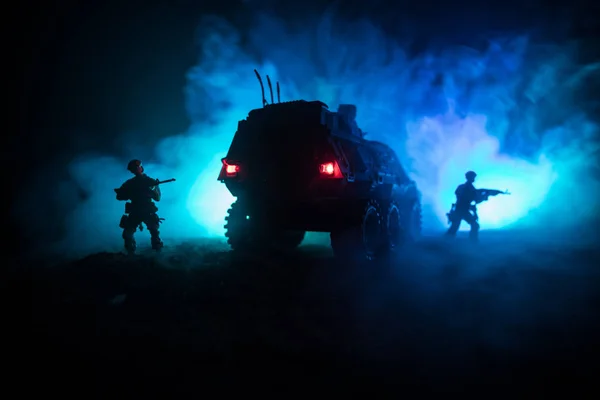 Concepto Guerra Siluetas Militares Peleando Escena Fondo Del Cielo Niebla —  Fotos de Stock